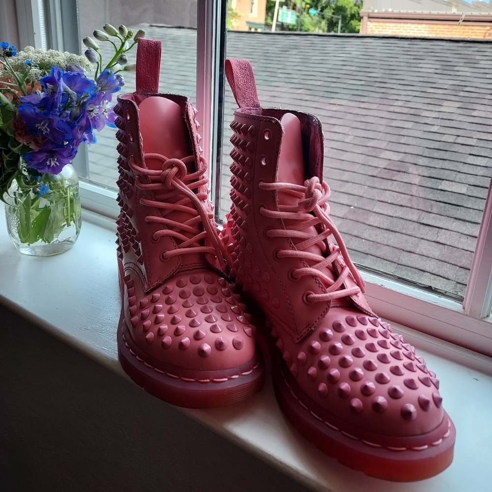 *RARE,LIMITED EDITION* DR. MARTENS
